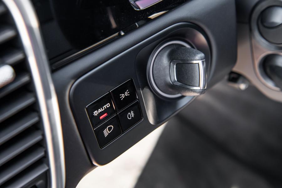 Детали интерьера Porsche Cayenne Turbo Coupe 2019 года  (NA) (фото 24 из 40)